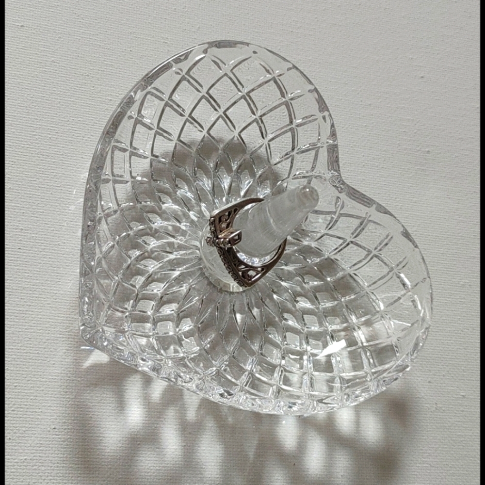 Fifth Avenue Large Crystal Heart Ring Holder - Picture 1 of 5